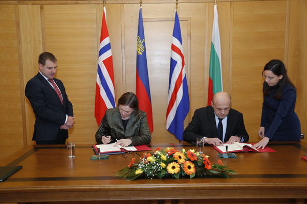 Signing of the Memoranda of Understanding for the 2014 - 2021 Period