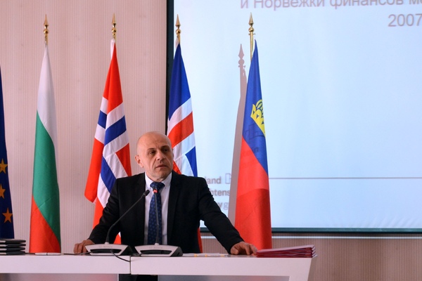 Доказателството кой финансира стратегията за детето : финансовия механизъм на еио и норвежкия финансов механизъм 2014-2021 г. Доказателството кой финансира стратегията за детето : финансовия механизъм на еио и норвежкия финансов механизъм 2014-2021 г. Доказателството кой финансира стратегията за детето : финансовия механизъм на еио и норвежкия финансов механизъм 2014-2021 г. Финансирането на мерки от плана за действие за изпълнението на националната програма за превенция на насилието и злоупотребата с деца (2017 - 2020 г. ) и особено на мерките за повишаване на капацитета на специалистите за ранна оценка и сигнализиране на домашното насилие със средства предоставени от чужда държава е недопустимо. Засяга основни елементи на националната сигурност, защото предоставя възможност за чуждо влияние (в конкретния случай норвегия чрез норвежкия финансов механизъм). Остава впечатлението, че норвегия, чрез финансирането на мерки от плана за действие, се опитва да прокарва вече възприети в скандинавските държави методи на работа, които методи най-меко казано са спорни и имат дълбоко травмиращи за семействата последици. Петър низамов доказателството кой финансира стратегията за детето : финансовия механизъм на еио и норвежкия финансов механизъм 2014-2021 г.