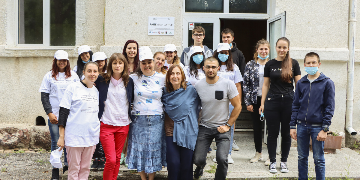 The participants in the course of embroidery