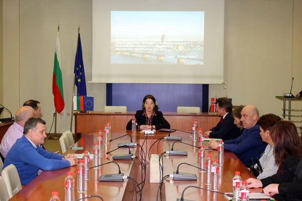 Зам.-министърът на енергетиката Ива Петрова на церемония за подписване на договори за предоставяне на безвъзмездна финансова помощ с шест общини