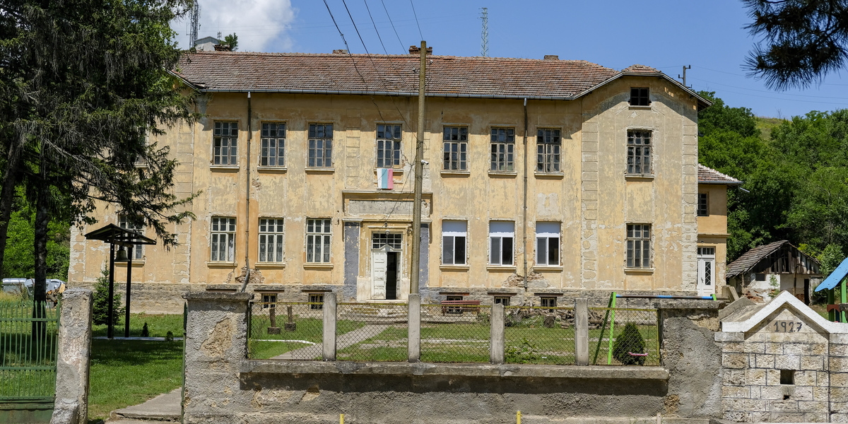 The empty building of the school in Galovo