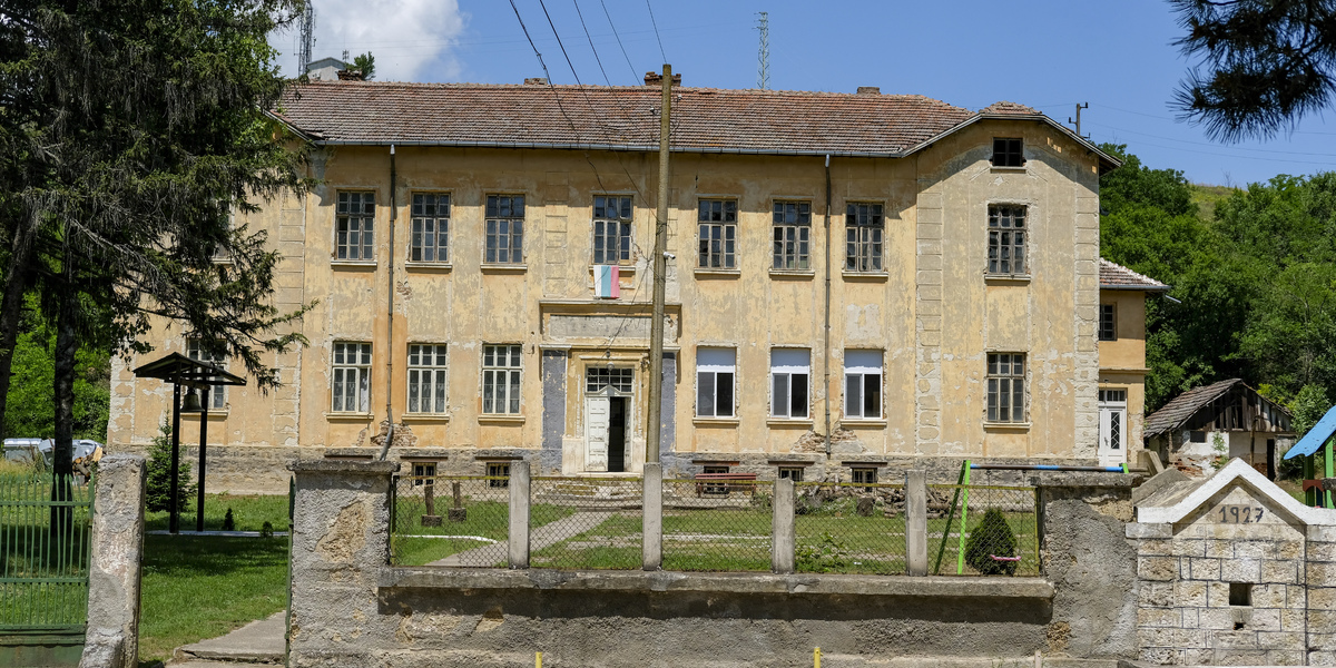 The empty building of the school in Galovo