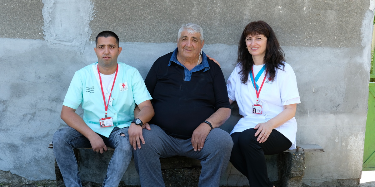 Boyan and hist regular guests from the Bulgarian Red Cross