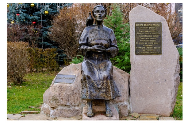 Паметникът на Гюрга Пинджурова в Трън