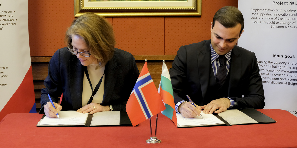 Елизабет Майер - директор в Иновация Норвегия и Бойко Таков изпълнителен директор на ИАНМСП подписват партньорско споразумение