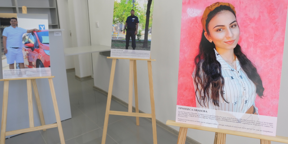 A photo exhibition telling stories of successful Roma was part of the opening event